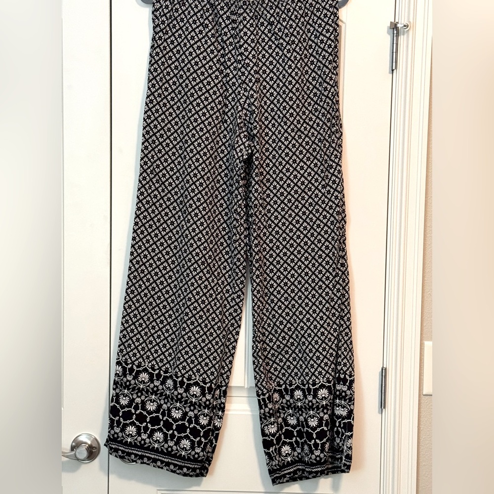 Great looking wide leg trousers Black and white print Size large
